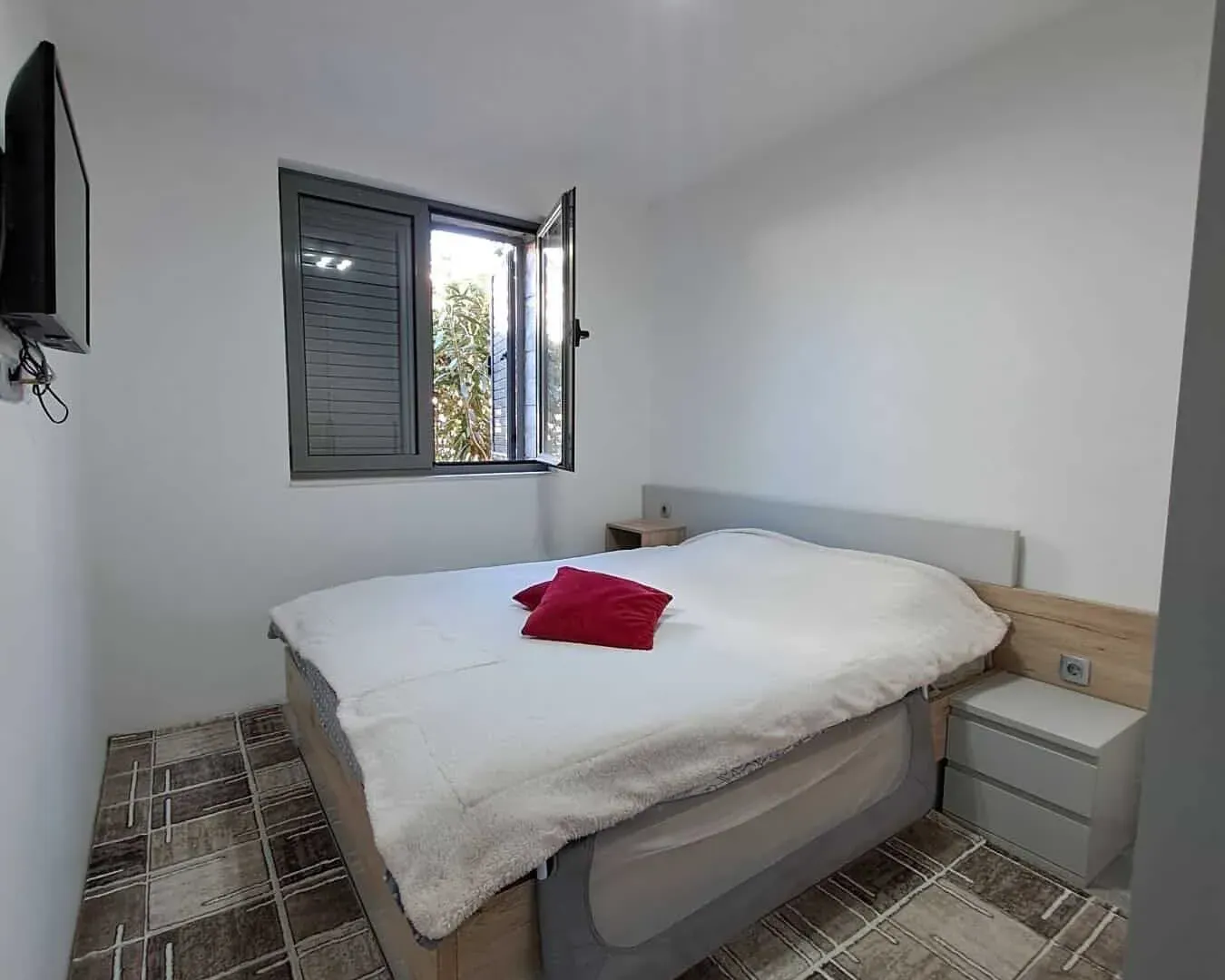 Izdavanje, jednosoban stan, 40m², Bečići, Budva
