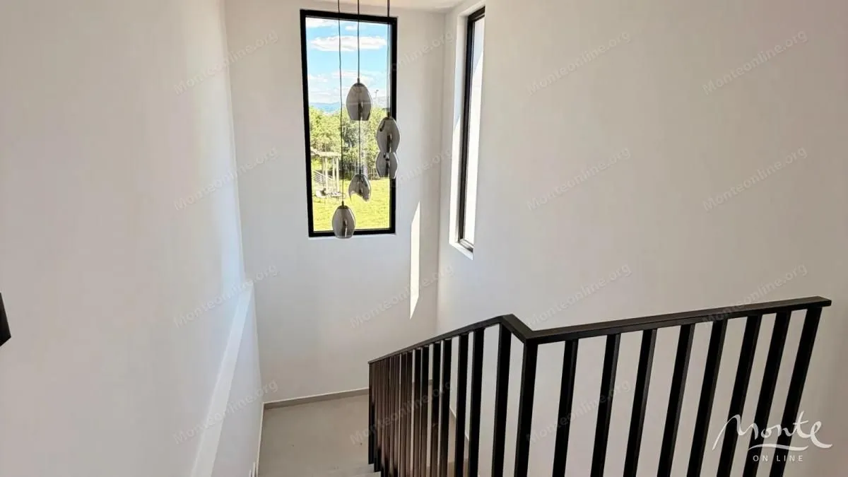 Prodaja, kuća, 225m², Gornja Gorica, Podgorica