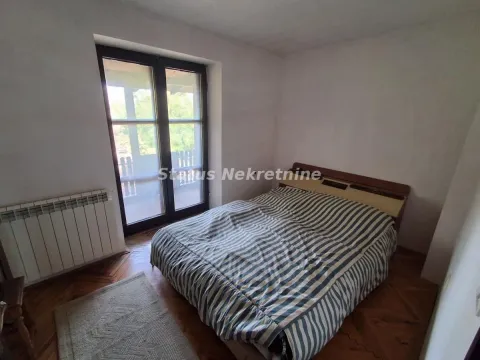 Spavaća soba sa bračnim krevetom i izlazom na terasu. - image 10