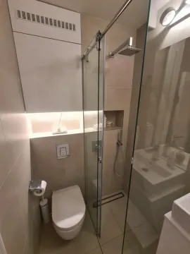 Moderno opremljeno kupatilo sa tuš kabinom i ugrađenim sanitarijama. - image 15