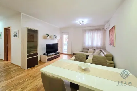 Dnevna soba sa garniturom, televizorom i trpezarijskim stolom. - image 3
