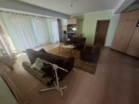 Prostrani dnevni boravak sa garniturom za sedenje i velikim prozorima. - image 23