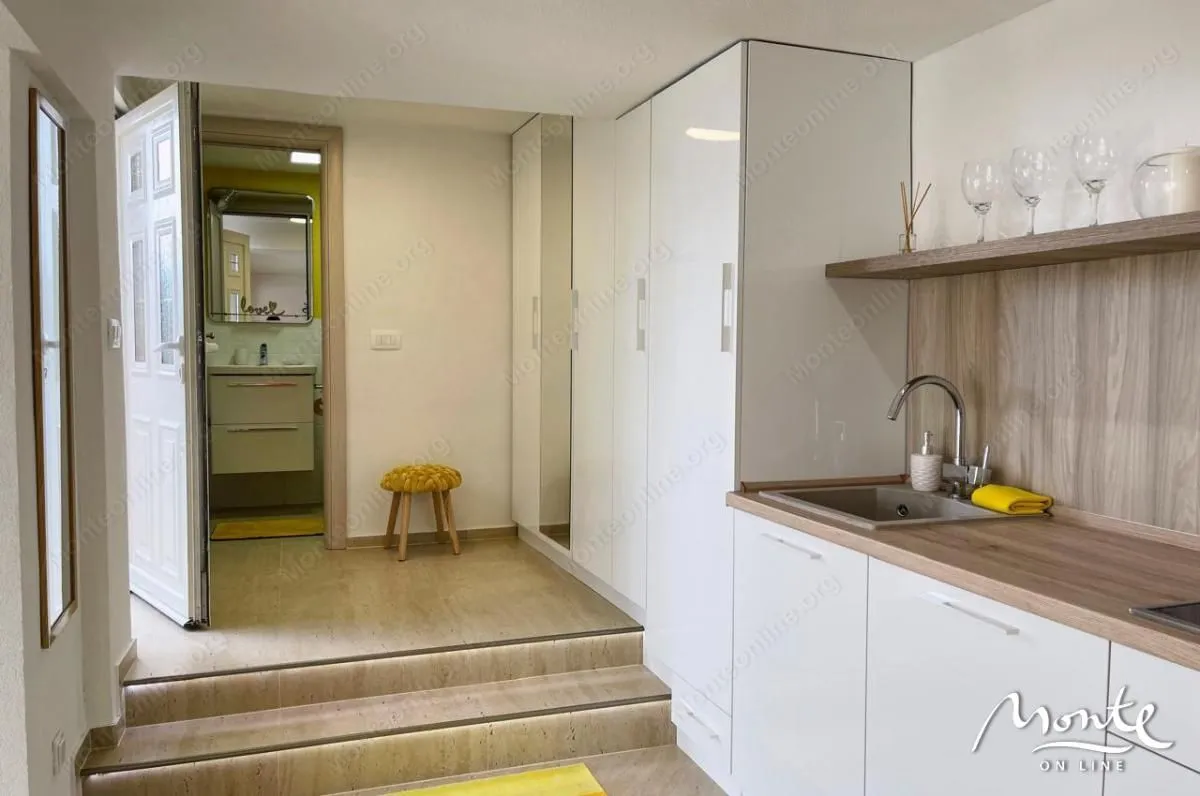 Prodaja, dvosoban stan, 120m², Krašići, Tivat