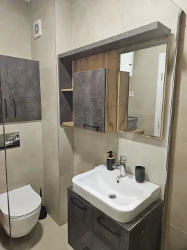 Moderne kupatilo sa umivaonikom, ogledalom i ormarićem. - image 4