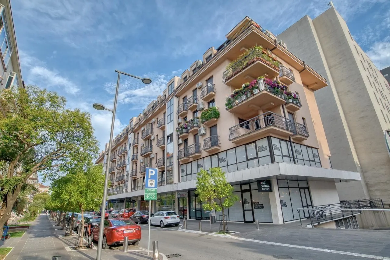 Izdavanje, dvosoban stan, 90m², Centar, Podgorica