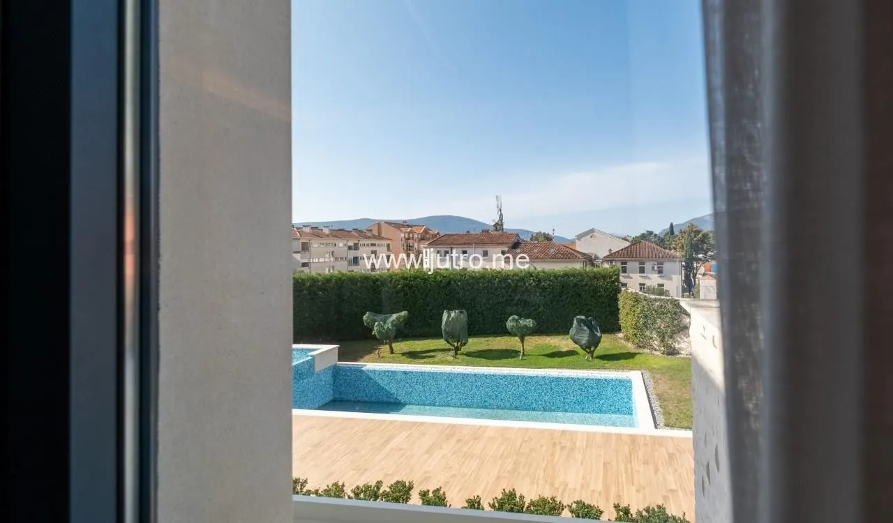 Prodaja, dvosoban stan, 103m², Centar, Tivat