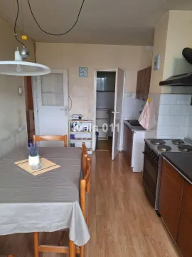 Starija kuhinja sa trpezarijskim stolom i drvenim elementima. - image 6