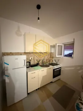 Manja kuhinja sa elementima u bijeloj boji i bijelim frižiderom. - image 10
