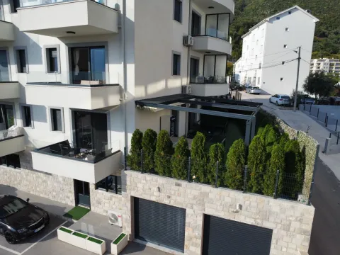 Pogled iz vazduha na spoljašnjost stambene zgrade sa terasama i garažama. - image 9
