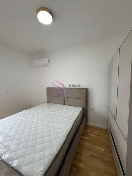 Namještena spavaća soba sa bračnim krevetom, klima-uređajem i garderoberom. - image 11