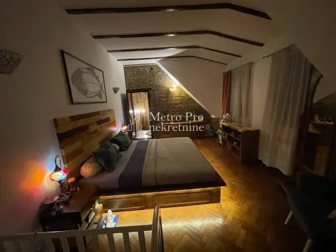 Nameštena spavaća soba sa bračnim krevetom i drvenim gredama na plafonu. - image 14