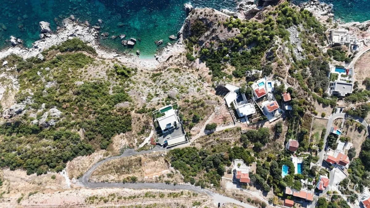 Pogled iz vazduha na obalu i okolne objekte.
