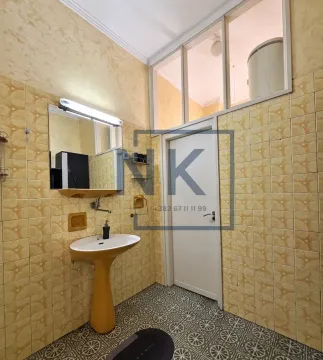 Manje kupatilo obloženo keramičkim pločicama sa umivaonikom, ogledalom i vratima. - image 8