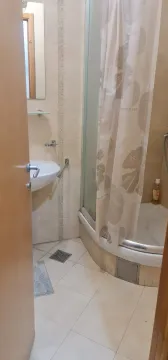 Malo kupatilo sa tuš kabinom i umivaonikom. - image 5