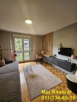 Dnevna soba sa garniturom, televizorom i izlazom na terasu. - image 10