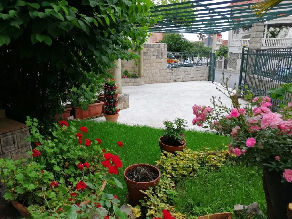 Izdavanje, dvosoban stan, 85m², Budva, Crna Gora