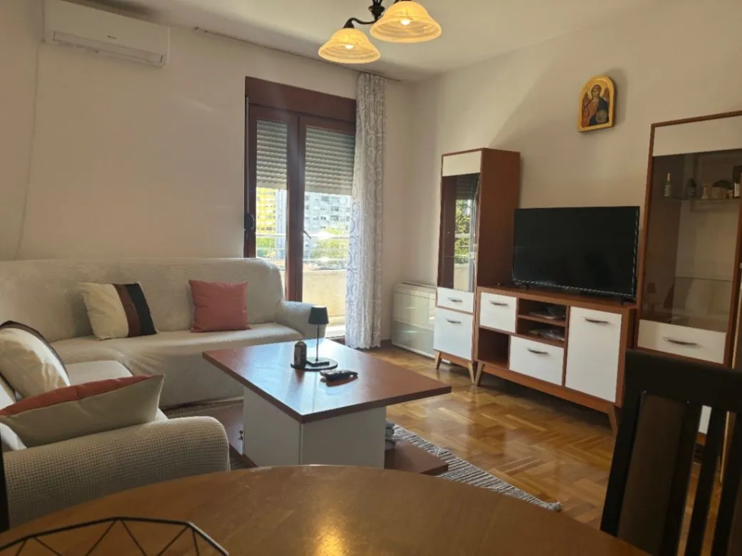 Izdavanje, jednosoban stan, 50m², Pobrežje, Podgorica