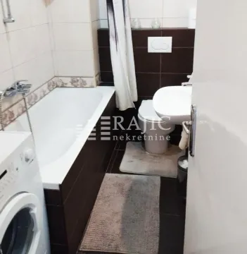 Pogled na kupatilo sa kadom, umivaonikom i toaletom. - image 6