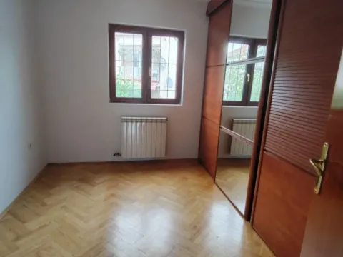 Izdavanje, kuća, 400m², Dalmatinska ulica, Podgorica - image 9