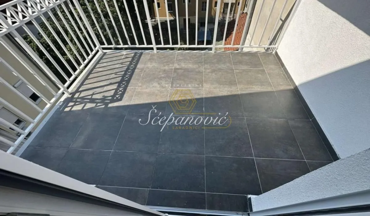 Prodaja, četvorosoban stan, 99m², Centar, Novi Sad