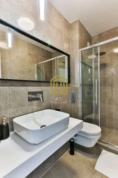 Moderno opremljeno kupatilo sa umivaonikom i tuš kabinom. - image 12