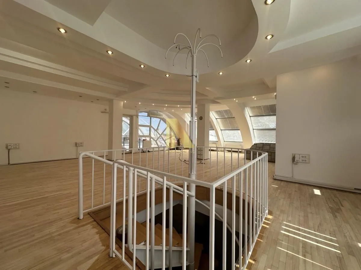 Izdavanje, poslovni prostor, 216m², Centar, Novi Sad