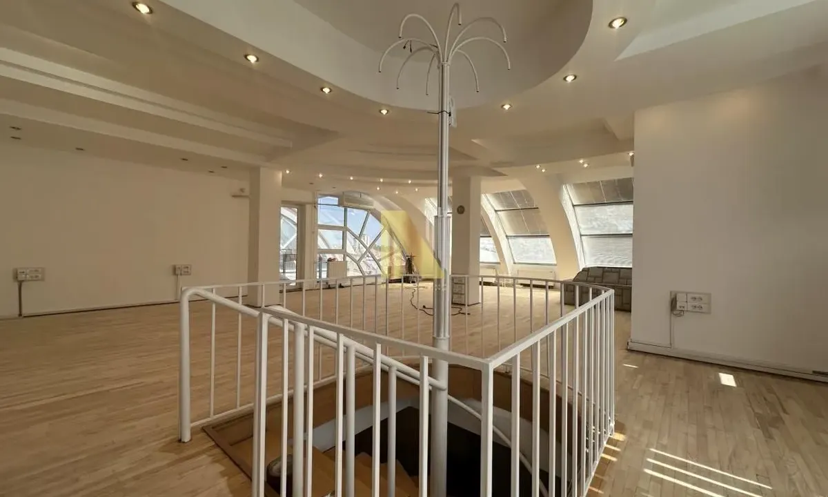 Izdavanje, poslovni prostor, 216m², Centar, Novi Sad