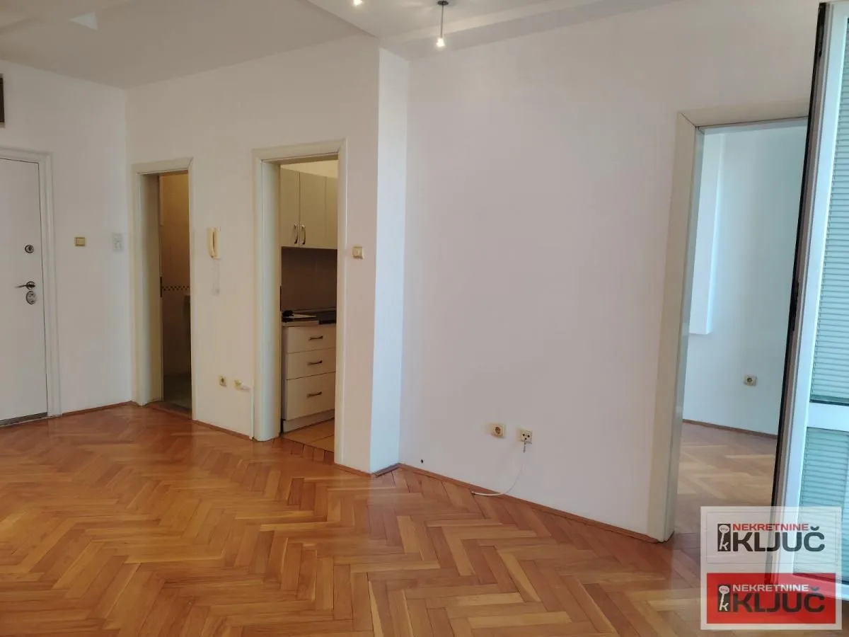Prodaja, dvosoban stan, 46m², Bulevar Oslobodjenja, Novi Sad Sve Podlokacije
