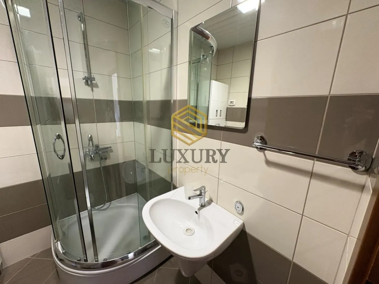 Modern bathroom equipped with a shower cabin and washbasin.