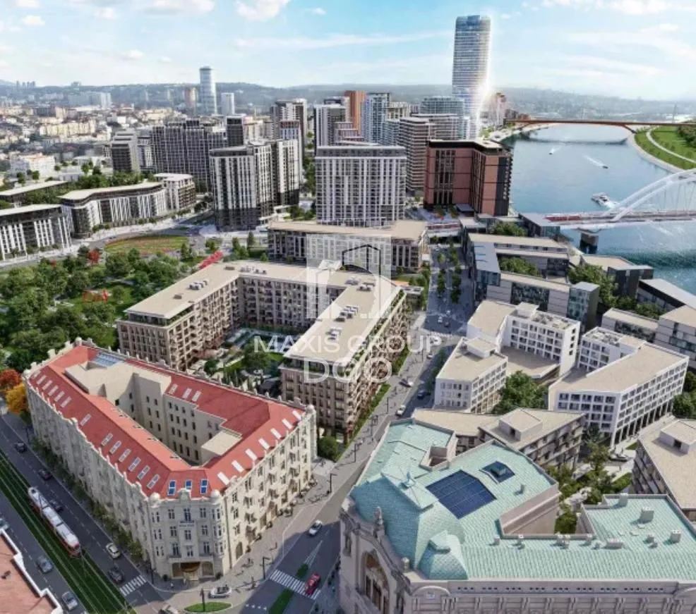 Pogled iz vazduha na gradski kvart sa rekom i savremenim zgradama.