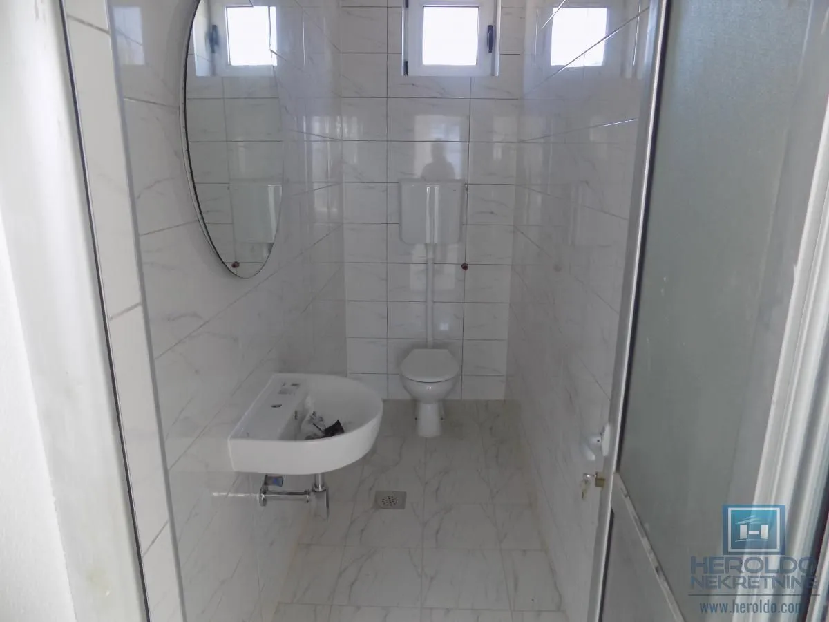 Izdavanje, poslovni prostor, 154m², Paraćin, Srbija