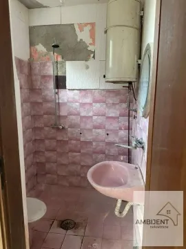 Starije kupatilo sa roze pločicama, umivaonikom i bojlerom. - image 3