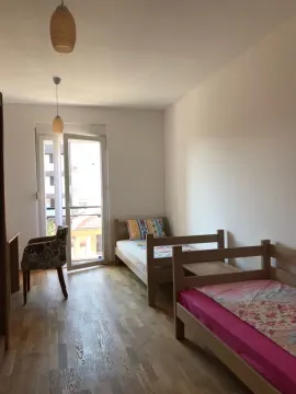 Svijetla spavaća soba sa dva kreveta i izlazom na terasu. - image 6