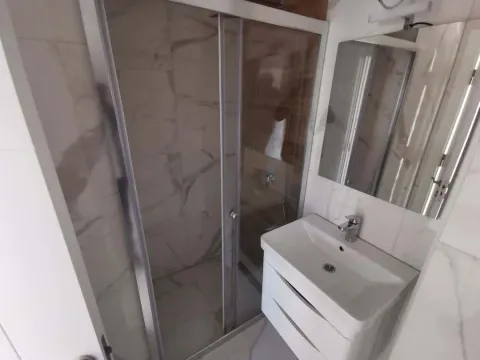 Izdavanje, dvosoban stan, 64m², City Kej, Podgorica - image 7