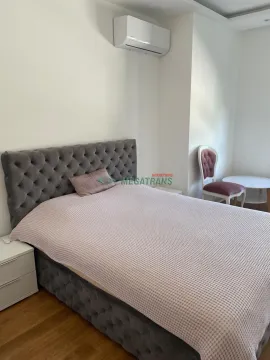 Spavaća soba sa bračnim krevetom i klima uređajem. - image 11