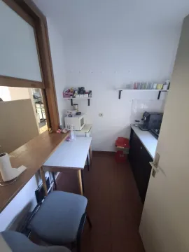 Manja kuhinja sa radnim elementima, stolom i šankom. - image 8