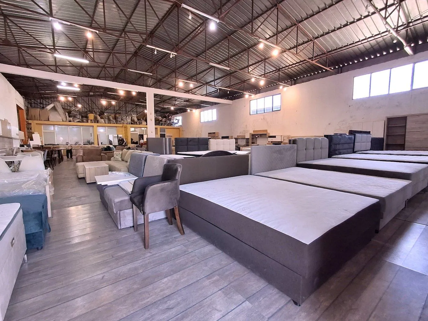 Rent, office space, 1100m², Tološi, Podgorica