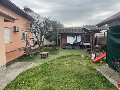 Dvorište porodične kuće sa travnjakom, baštenskim namještajem i pomoćnim objektom. - image 3