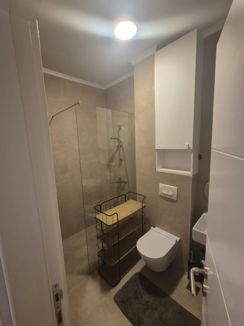 Izdavanje, trosoban stan, 101m², Vezirov Most, Podgorica