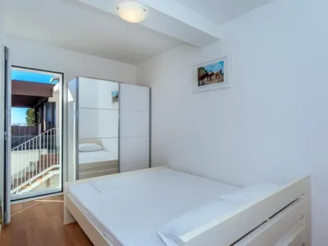 Daily-rent, three bedroom apartment, 75m², Pržno, Budva - image 5