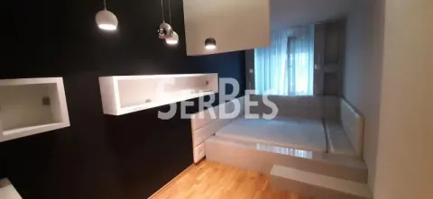 Moderna spavaća soba sa ugradnim krevetom i crnim zidom. - image 11