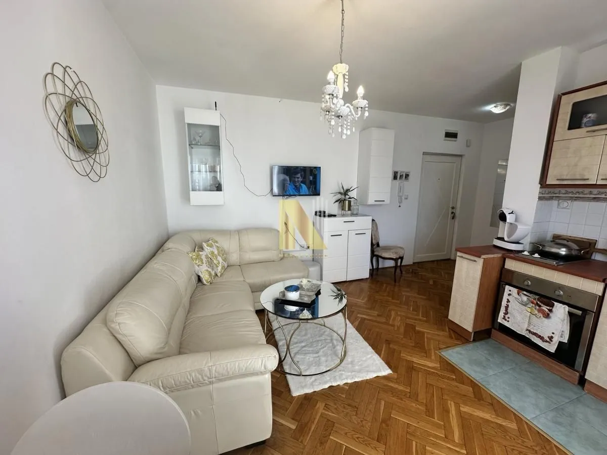 Prodaja, garsonjera, 23m², Bulevar Oslobodjenja, Novi Sad Sve Podlokacije