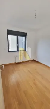 Prazna soba sa parketom i prozorom. - image 8