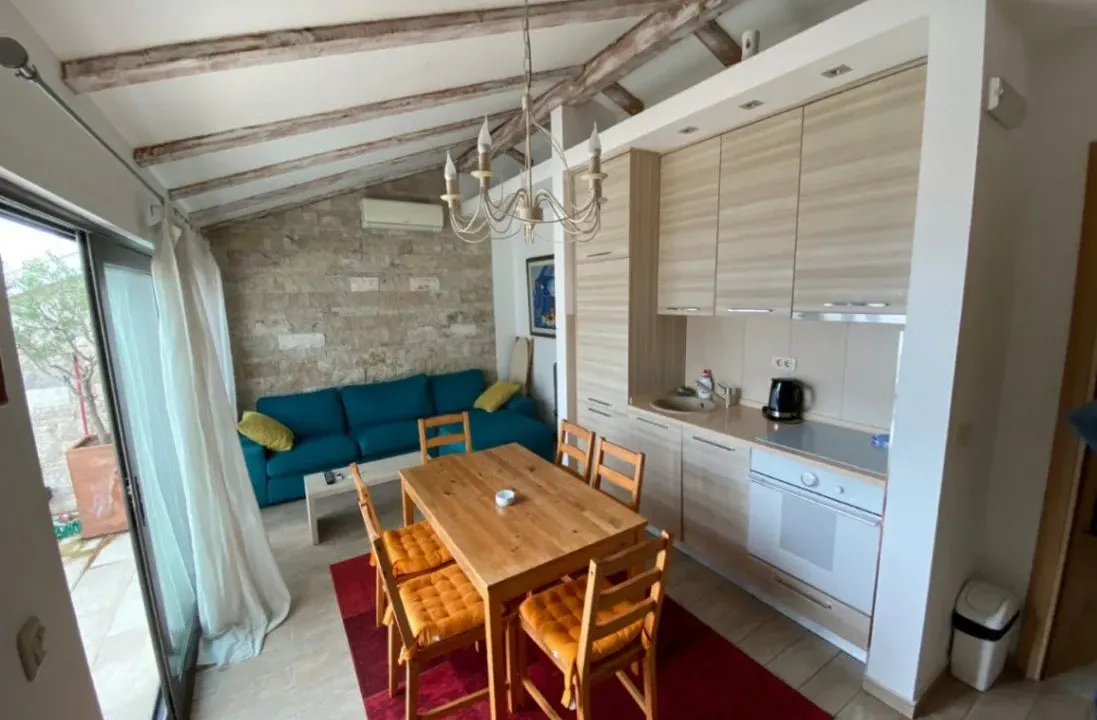 Izdavanje, trosoban stan, 85m², Gospoština, Budva