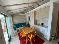 Izdavanje, trosoban stan, 85m², Gospoština, Budva - image 1