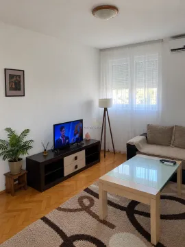 Dnevna soba sa garniturom, televizorom i trpezarijskim stolom. - image 3