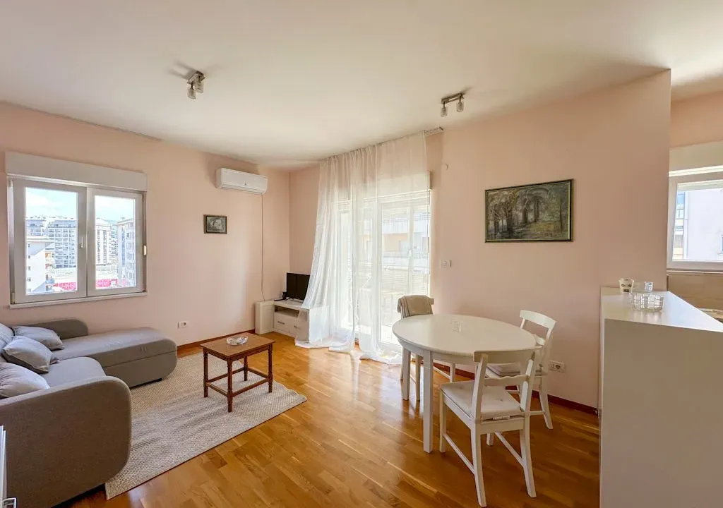 Izdavanje, jednosoban stan, 50m², City Kvart, Podgorica