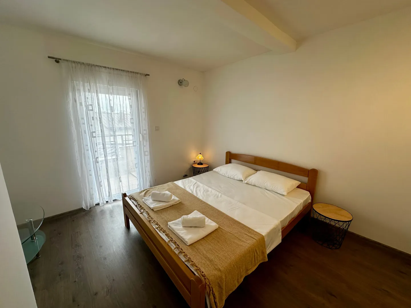 Izdavanje, dvosoban stan, 80m², Centar, Cetinje