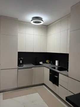 Moderna kuhinja sa ugradnim elementima i radnom površinom u neutralnim tonovima. - image 15