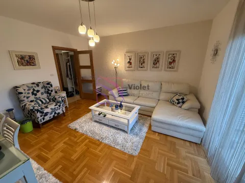 Dnevna soba sa ugaonom garniturom, foteljom i stočićem. - image 10
